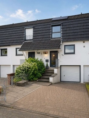 Energieeffizient & *PROVISIONSFREI*: Wärmepumpe, PV & Klasse B – modernisiert, mit Garten & Garage, 27755 Delmenhorst, Reihenmittelhaus