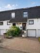 Hausansicht - Energieeffizient & *PROVISIONSFREI*: Wärmepumpe, PV & Klasse B – modernisiert, mit Garten & Garage