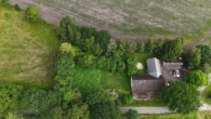 Drohnenansicht 1 - Landliebe pur – Traumgrundstück mit über 10.000 m² & Sanierungsbedürftigem Einfamilienhaus!