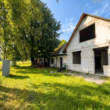 Hausansicht 2 - Landliebe pur – Traumgrundstück mit über 10.000 m² & Sanierungsbedürftigem Einfamilienhaus!